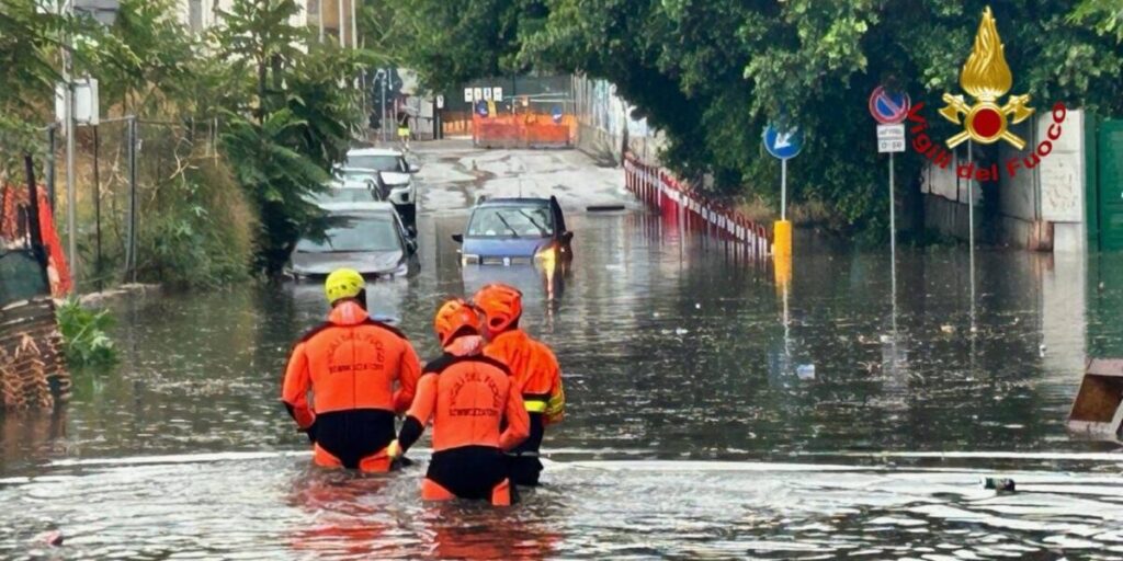 Allagamenti a Palermo, famiglia bloccata in auto salvata dai pompieri