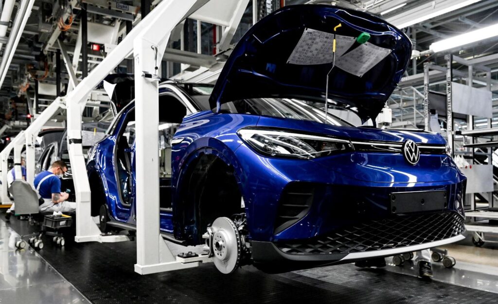 Volkswagen, un gigante in ginocchio: 100 mila licenziamenti nei prossimi dieci anni