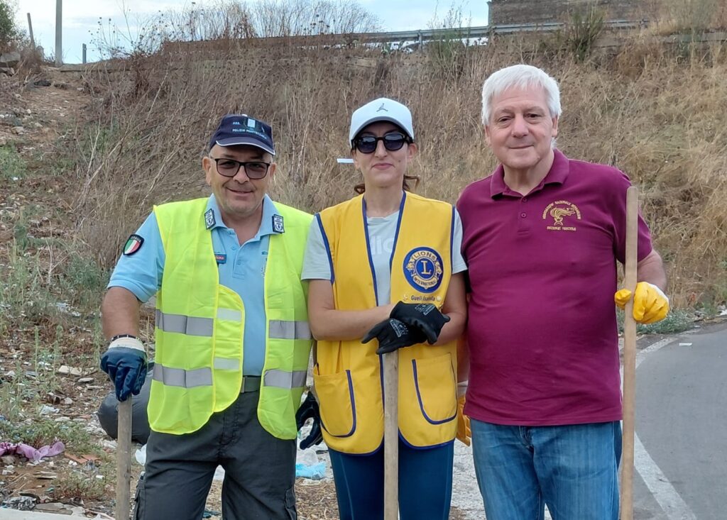 Niscemi, associazioni locali ripuliscono l’antico bevaio e le strade di Costa Fredda