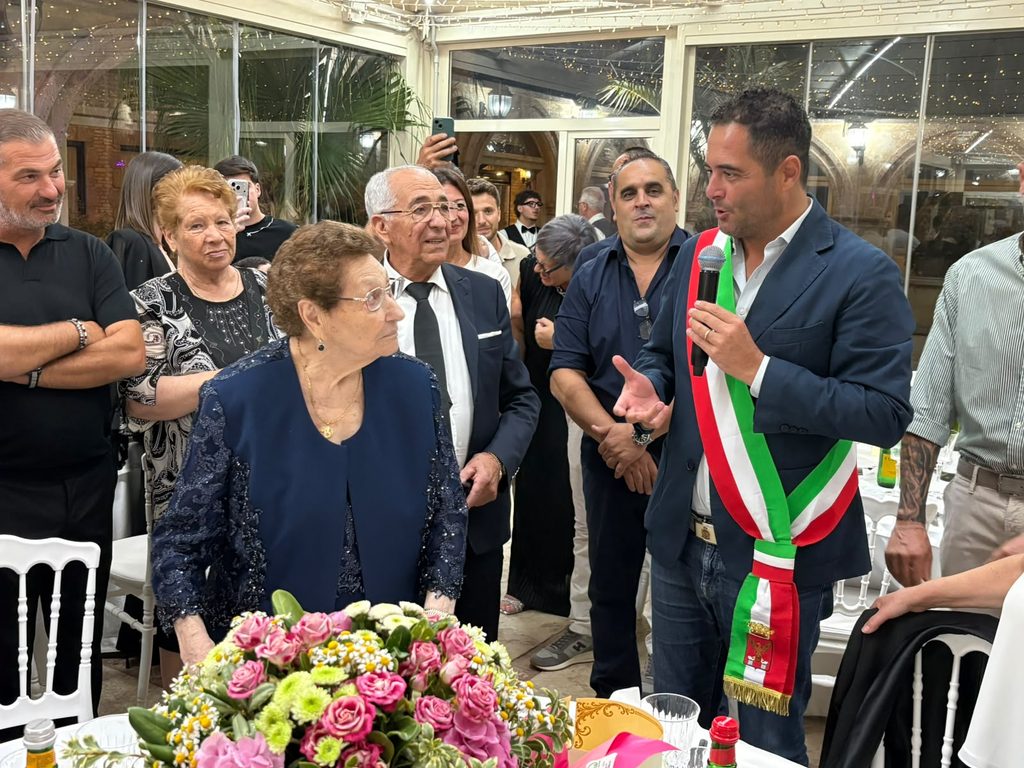 Nonna Filippa festeggia un secolo di vita. Benedizione in chiesa, poi serata al ristorante e torta con 100 candeline