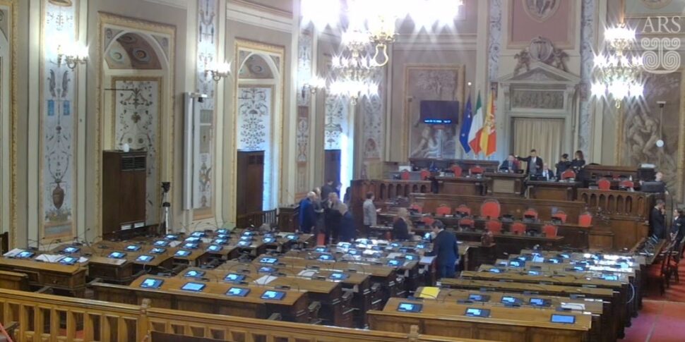 Ars, maggioranza assente e lavori rinviati. Il M5S: «Schifani si dimetta»