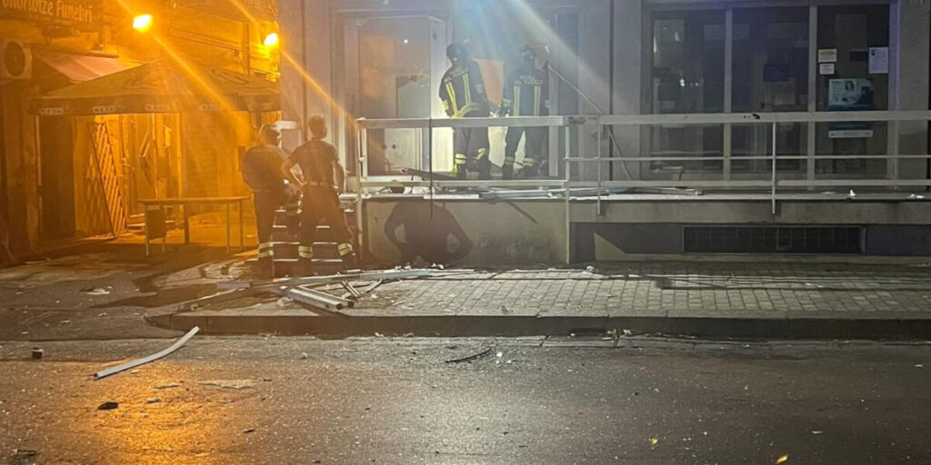 Lentini, assalto con esplosivo al bancomat: deflagrazione danneggia la banca e le auto in sosta