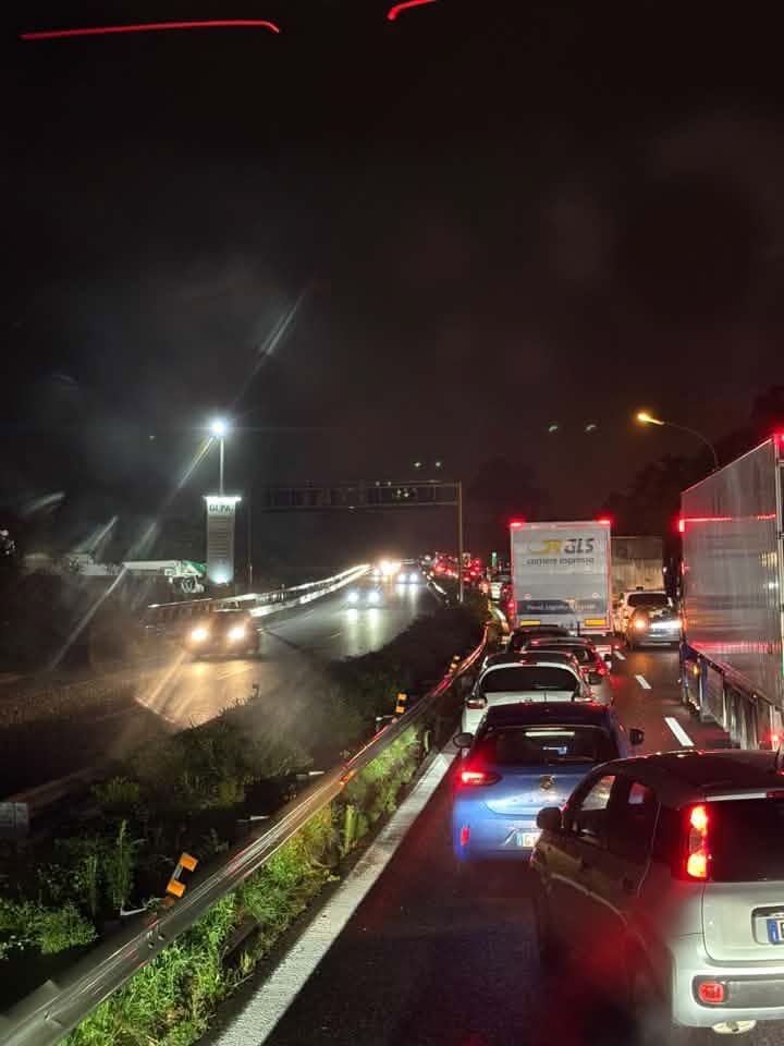 Maltempo, A18 allagata tra Acireale e Giarre: auto in panne e carreggiata invasa dall’acqua. Viabilità nel caos VD
