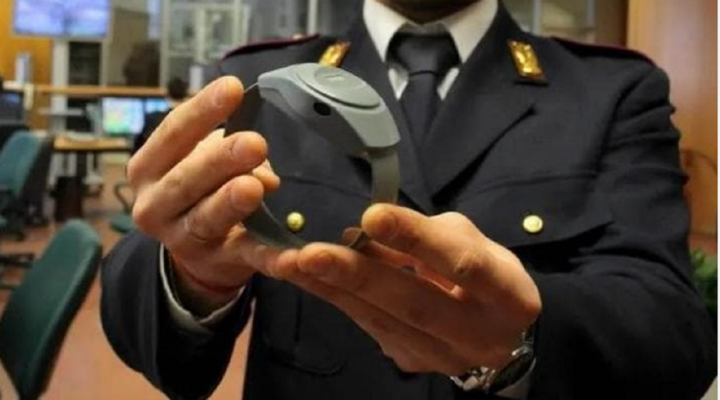 Ha il braccialetto elettronico, ma lascia il dispositivo per incontrarlo