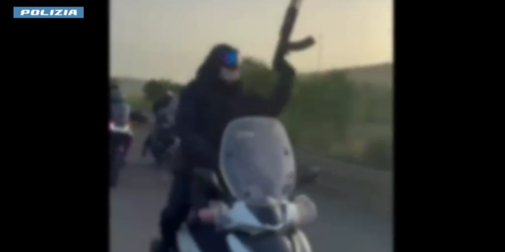 Palagonia, corsa di cavalli clandestina con kalashnikov: un arresto VIDEO