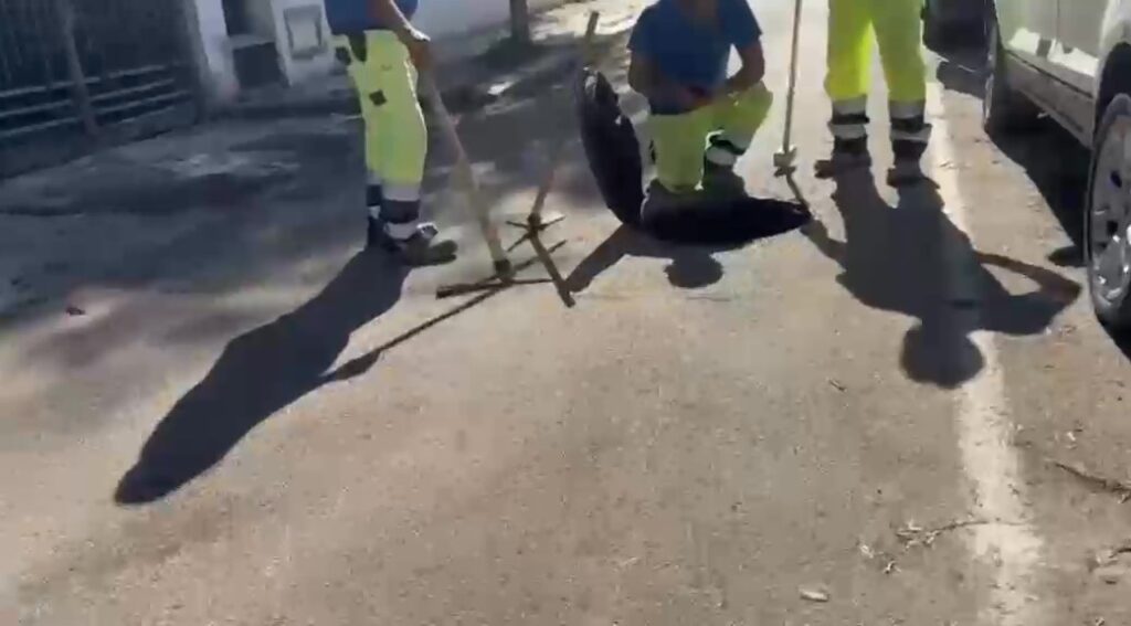 L'inquinamento a Mondello, via ai controlli nei pozzetti fognari di ville e attività