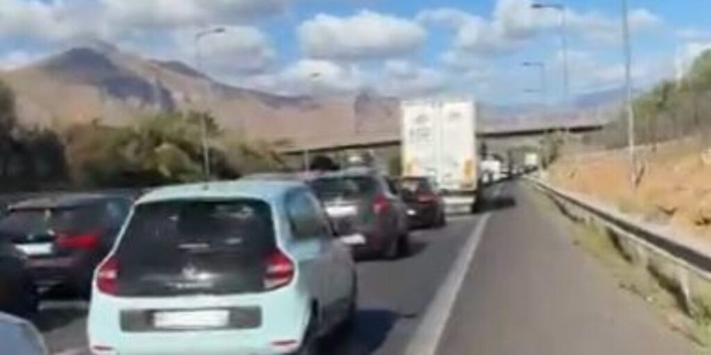 Incidente sulla Palermo-Catania, maxi coda da Casteldaccia a Roccella in direzione Palermo