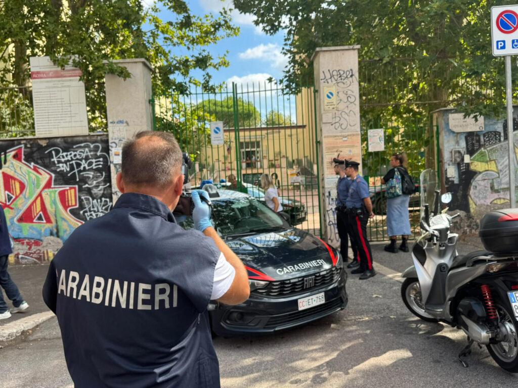 Al setaccio il cellulare del ragazzo che ha accoltellato la prof: contatti con gruppi estremisti