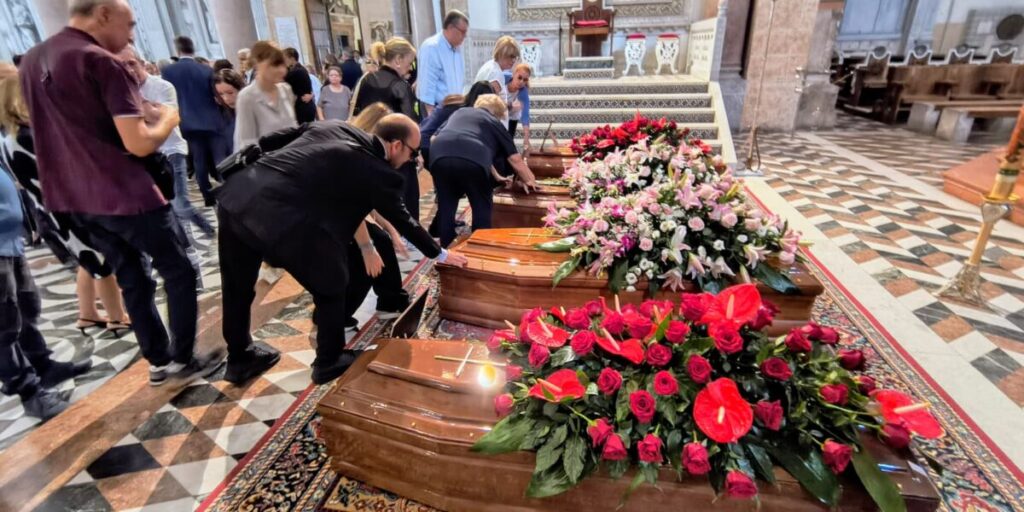 Crollo di Pistunina, Messina si ferma e prega per l'addio alle quattro vittime. Al Duomo i funerali, lutto in città