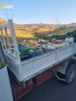 Autocarro carico di gasolio senza documenti: sequestrati 750 litri dalla Guardia di Finanza