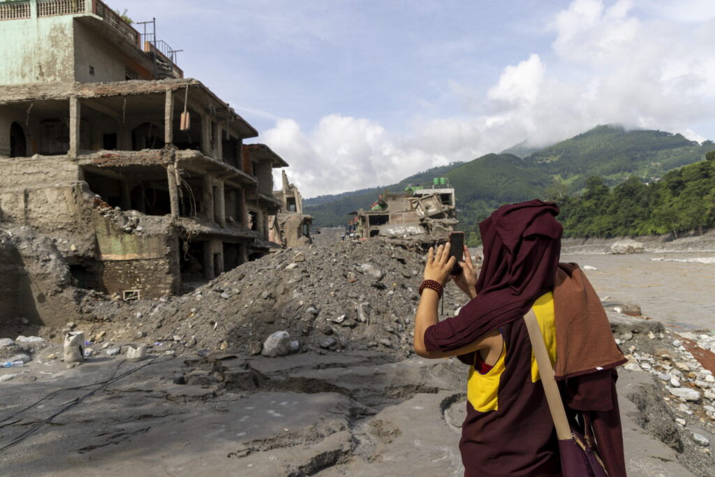 Tragedia senza fine, il Nepal ha aggiornato il bilancio delle vittime: 1.355 morti e 4.996 dispersi