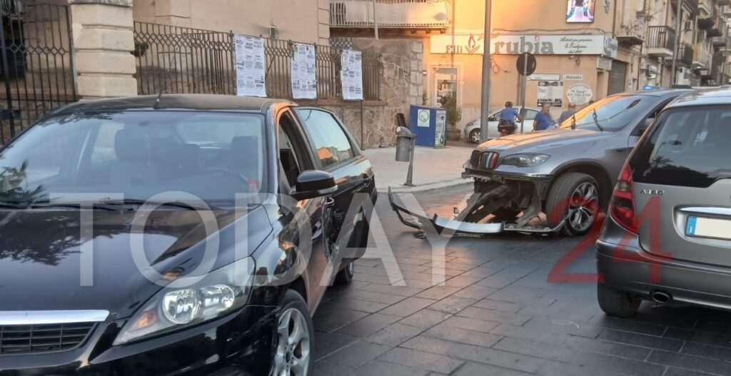 Gela, schianto tra due auto sul corso. Quattro feriti, danni ingenti ai mezzi