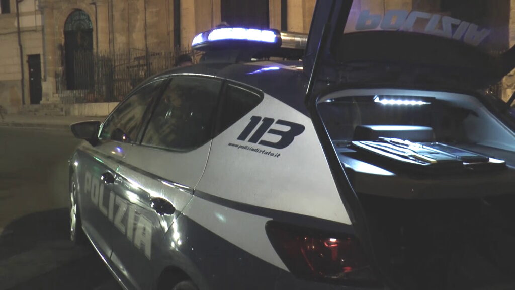 Accoltella la ex moglie e fugge con il figlio, catturato dopo 7 ore di ricerche