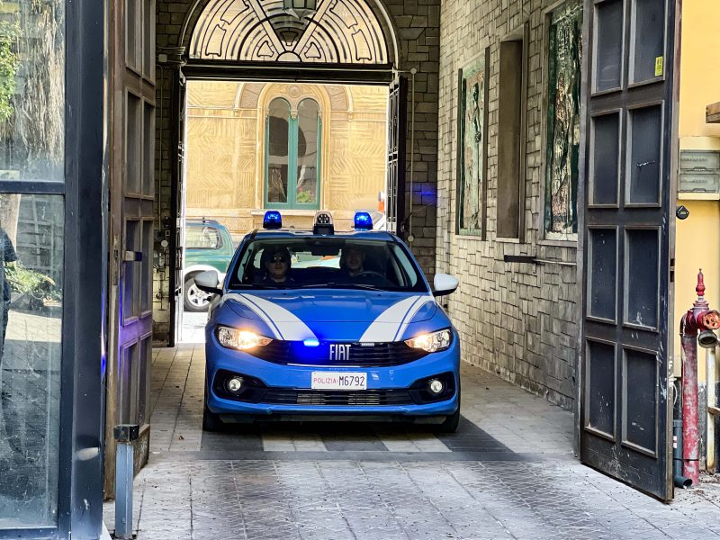 Acireale, picchiano e maltrattano i genitori: arrestati due fratelli