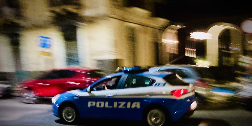 Controllo in una piazza di spaccio a Catania: tre poliziotti aggrediti con colpi di caschi, spranghe e sedie