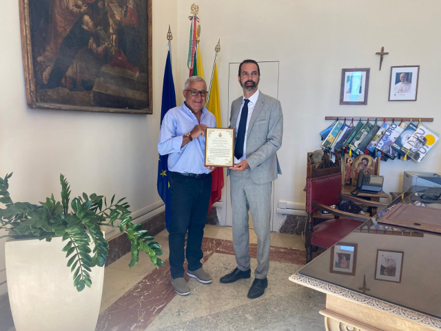 Messina, il sindaco Basile consegna un Attestato di Riconoscimento a Natale Schepis