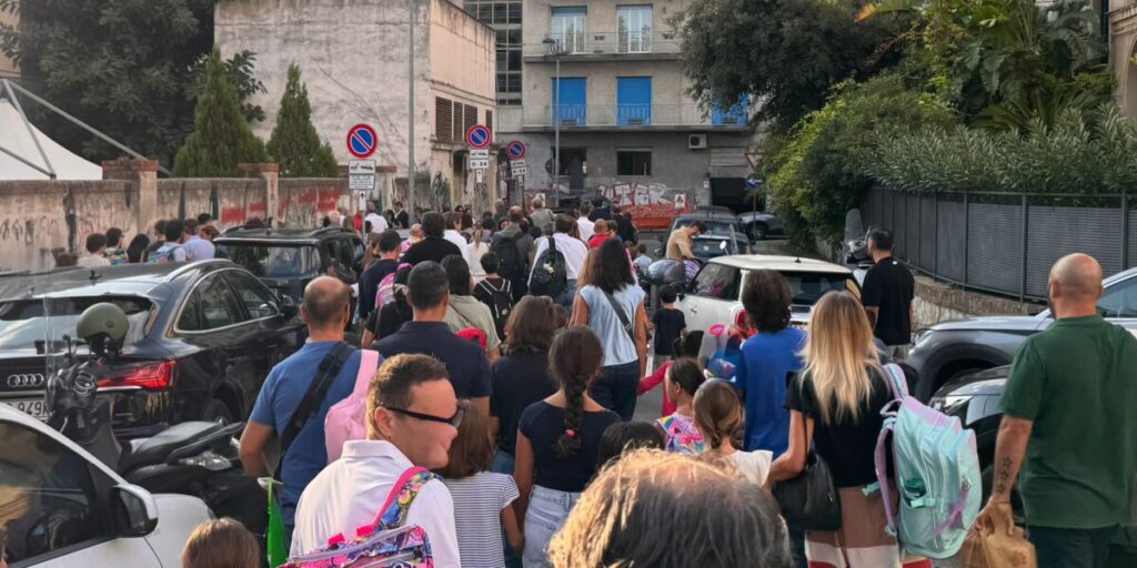 Garzilli, disagi al nuovo ingresso: genitori e studenti costretti a camminare sulla strada