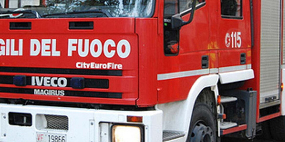 Catania, incendio nel piazzale della Sicula Trasporti: distrutti quattro mezzi