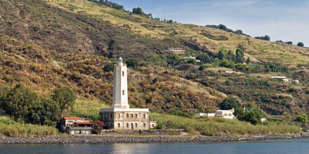 Vulcano, l’Agenzia del Demanio ha messo in vendita il Faro di Gelso